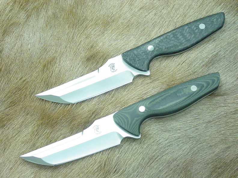 Barker_knives_Hokkaido_im_Carbon_Fiber_and_Micarta.jpg