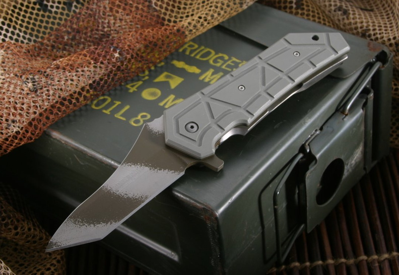 Brian_Fellhoelter_Jumper_-_Grey_G-10_Willumsen-Fellhoelter_-_Naden_Folding_Knife.jpg