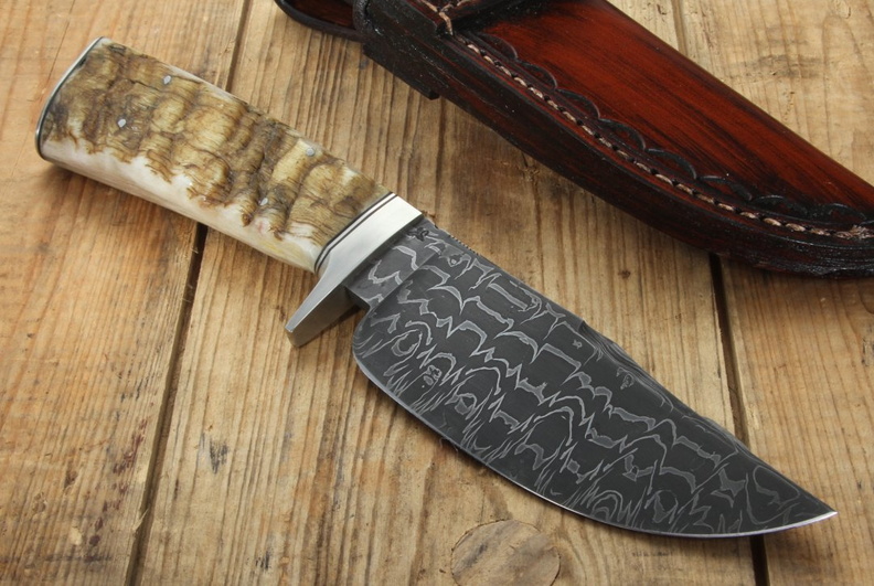 Dennis_Riley_Custom_Damascus_and_Ram_Hunting_Knife_1.jpg
