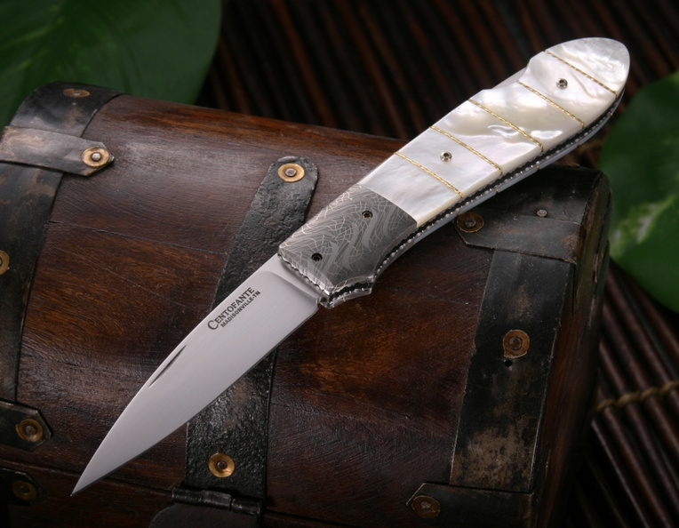 Frank_Centofante_Gold_on_Pearl_Damascus_Folding_Knife.jpg