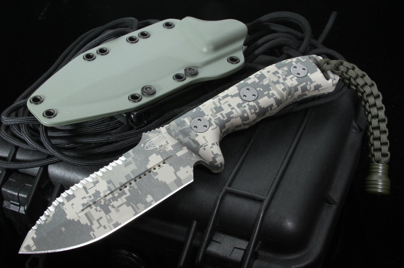 Microtech_Crosshair_Digital_Camo_Top_Serrated_Fixed_Blade_Knife_.jpg