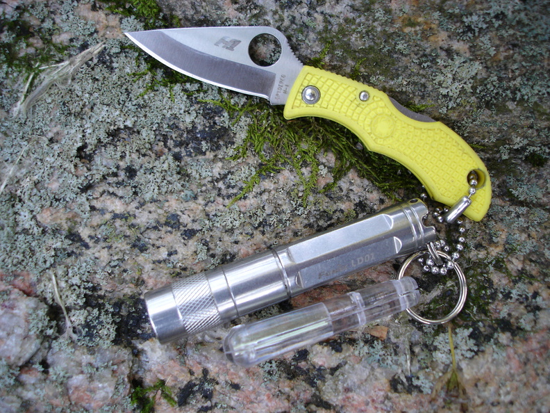 Spyderco_H1_Ladybug_with_my_Fenix_LD01_flashlight_with_tritium_glow_in_the_dark_keychain.jpg