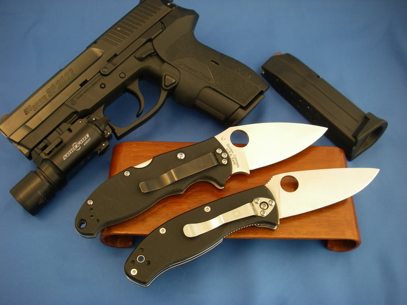 Spyderco_MiniManix_Tenacious_Sig_Sauer_SP2022_9mm_w_CT_Laser_Grips_and_Surefire_X300_Tactical_Light.jpg