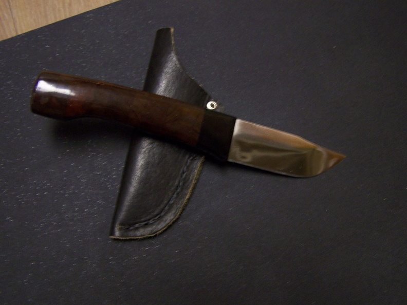 Small_hunter_with_laminated_walnut_and_ebony_handle_Metal_is_from_old_Nicholson_file3.JPG
