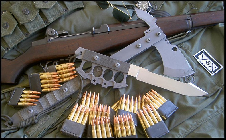 VoX_Gunmans_axe_med_VoX_Gumans_trench_knife_Knuckleduster_for_2000talet_hela_knogjarnet_i_titan_naturligtvis1.jpg