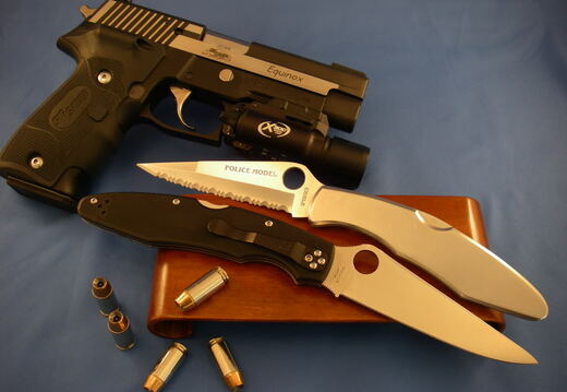 Spyderco SS Police Police3 Sig Sauer P226 40 SW w CT Laser Grips and Surefire X300 Tactical Light